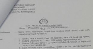 Hi farmasetikers! Akhir-akhir ini beredar melalui pesan berantai sebuah surat perintah tugas penyelidikan bernomor : SP.Gas.Lidik/435/X/2016/Dit Reskrimsus dari Reserse Kriminal Khusus, Kepolisian Daerah Jawa Barat (RESKRIMSUS POLDA JABAR) yang ditandatangani tanggal 4 Oktober 2016 oleh Direktur Kriminal Khusus POLDA JABAR, Drs. A. Kliment Dwikorjanto, M.Si. Dalam surat ini diperintahkan 10 orang anggota kepolisian untuk melaksanakan tugas Kepolisian dalam rangka Penyelidikan terhadap dugaan tindak pidana yang berkaitan dengan Kesehatan, Kedokteran dan Farmasi serta perlindungan dan pengelolaan lingkungan hidup sebagaimana dimaksud dalam Undang Undang RI No.36 Tahun 2009 Tentang Kesehatan, UU RI No 7 Tahun 1963 tentang Farmasi, UU RI No.36 Tahun 2014 tentang tenaga medis dan UU RI No.32 tentang perlindungan dan pengelolaan lingkungan hidup. Ditugaskan untuk membuat rencana penyelidikan dan melaporkan setiap hasil perkembangannya kepada Direktur Reskrim POLDA JABAR. Surat tugas ini sejak tanggal 4 Oktober hingga 15 Oktober 2016. Menyikapi beredarnya surat ini, muncul pula himbauan dari Pengurus Daerah Ikatan Apoteker Indonesia (PD IAI Jabar) melalui pesan berantai. *INFO SANGAT PENTING* Bahwa terkait dg beredarnya Surat dari Direskrimsus Polda Jabar tgl 4 Okt 2016 di media sosial secara luas, maka PD Jabar Surat sedang mendalaminya. Namun demikian, kami mohon kpd Ketua PC agar melakukan upaya-upaya perlindungan ke segenap Anggota di wilayah masing-masing dengan cara menghimbau utk: 1) Mentaati untuk memasang Papan Praktik. 2) Konsisten melaksanakan Praktik. 3) Mentaati SOP sesuai ketentuan yg berlaku. 4) Memperkecil peluang praktik dilakukan tanpa ada apoteker. 5) Ketua PC secepatnya menyampaikan informasi apapun ke PD bila ada hal-hal yg dianggap perlu. Dihimbau kepada _Setiap Anggota_ utk meningkatkan kewaspadaan dan kehati-hatian dg memastikan diri telah memiliki _Izin Fasilitas_ & _Izin Praktik_ yg masih berlaku. *Rapatkan Barisan Apoteker se-Jawa Barat* Ketika dikonfirmasi kepada Ketua PD IAI Jabar, Ali Mashuda beliau tidak ingin berkomentar banyak hanya meminta demi kepentingan Apoteker di Jabar semoga farmasetika.com bisa menjembatani antara POLDA Jabar dengan PD IAI Jabar terkait surat yang beredar saat ini.
