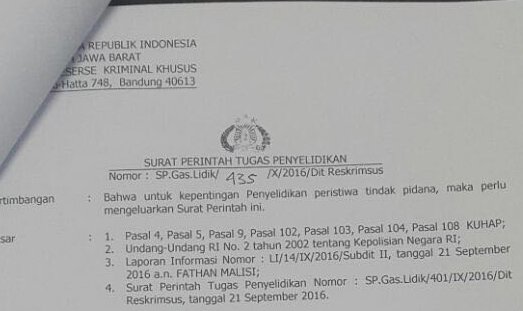 Hi farmasetikers! Akhir-akhir ini beredar melalui pesan berantai sebuah surat perintah tugas penyelidikan bernomor : SP.Gas.Lidik/435/X/2016/Dit Reskrimsus dari Reserse Kriminal Khusus, Kepolisian Daerah Jawa Barat (RESKRIMSUS POLDA JABAR) yang ditandatangani tanggal 4 Oktober 2016 oleh Direktur Kriminal Khusus POLDA JABAR, Drs. A. Kliment Dwikorjanto, M.Si. Dalam surat ini diperintahkan 10 orang anggota kepolisian untuk melaksanakan tugas Kepolisian dalam rangka Penyelidikan terhadap dugaan tindak pidana yang berkaitan dengan Kesehatan, Kedokteran dan Farmasi serta perlindungan dan pengelolaan lingkungan hidup sebagaimana dimaksud dalam Undang Undang RI No.36 Tahun 2009 Tentang Kesehatan, UU RI No 7 Tahun 1963 tentang Farmasi, UU RI No.36 Tahun 2014 tentang tenaga medis dan UU RI No.32 tentang perlindungan dan pengelolaan lingkungan hidup. Ditugaskan untuk membuat rencana penyelidikan dan melaporkan setiap hasil perkembangannya kepada Direktur Reskrim POLDA JABAR. Surat tugas ini sejak tanggal 4 Oktober hingga 15 Oktober 2016. Menyikapi beredarnya surat ini, muncul pula himbauan dari Pengurus Daerah Ikatan Apoteker Indonesia (PD IAI Jabar) melalui pesan berantai. *INFO SANGAT PENTING* Bahwa terkait dg beredarnya Surat dari Direskrimsus Polda Jabar tgl 4 Okt 2016 di media sosial secara luas, maka PD Jabar Surat sedang mendalaminya. Namun demikian, kami mohon kpd Ketua PC agar melakukan upaya-upaya perlindungan ke segenap Anggota di wilayah masing-masing dengan cara menghimbau utk: 1) Mentaati untuk memasang Papan Praktik. 2) Konsisten melaksanakan Praktik. 3) Mentaati SOP sesuai ketentuan yg berlaku. 4) Memperkecil peluang praktik dilakukan tanpa ada apoteker. 5) Ketua PC secepatnya menyampaikan informasi apapun ke PD bila ada hal-hal yg dianggap perlu. Dihimbau kepada _Setiap Anggota_ utk meningkatkan kewaspadaan dan kehati-hatian dg memastikan diri telah memiliki _Izin Fasilitas_ & _Izin Praktik_ yg masih berlaku. *Rapatkan Barisan Apoteker se-Jawa Barat* Ketika dikonfirmasi kepada Ketua PD IAI Jabar, Ali Mashuda beliau tidak ingin berkomentar banyak hanya meminta demi kepentingan Apoteker di Jabar semoga farmasetika.com bisa menjembatani antara POLDA Jabar dengan PD IAI Jabar terkait surat yang beredar saat ini.