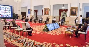 Presiden Jokowi memberikan pengantar pada Rapat Terbatas mengenai Penanganan Pandemi COVID-19 dan Rencana Pelaksanaan Vaksinasi, Rabu (06/11/2021), di Istana Negara, Jakarta.