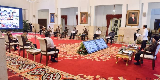 Presiden Jokowi memberikan pengantar pada Rapat Terbatas mengenai Penanganan Pandemi COVID-19 dan Rencana Pelaksanaan Vaksinasi, Rabu (06/11/2021), di Istana Negara, Jakarta.