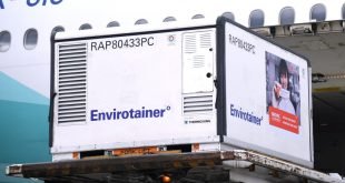 Ketibaan 15 juta dosis bahan baku vaksin COVID-19 di Bandara Soekarno-Hatta, Tangerang, Banten. (Foto: Biro Pers Setpres/Lukas)