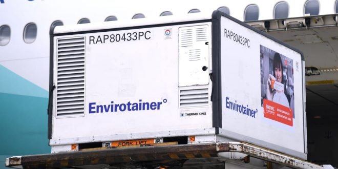 Ketibaan 15 juta dosis bahan baku vaksin COVID-19 di Bandara Soekarno-Hatta, Tangerang, Banten. (Foto: Biro Pers Setpres/Lukas)