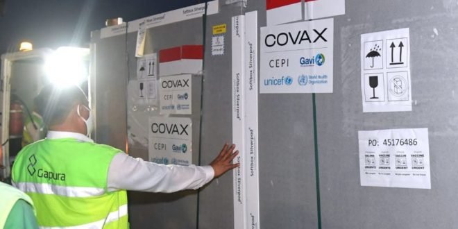 Ketibaan vaksin AstraZeneca di Bandar Udara Soekarno Hatta, Tangerang, Banten, Senin (08/03/2021) sore. (Foto: Biro Pers Setpres/Rusman)