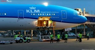 Ketibaan vaksin AstraZeneca di Bandar Udara Soekarno Hatta, Tangerang, Banten, Senin (08/03/2021) sore. (Sumber: Tangkapan Layar Kanal YouTube Sekretariat Presiden)