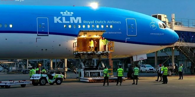 Ketibaan vaksin AstraZeneca di Bandar Udara Soekarno Hatta, Tangerang, Banten, Senin (08/03/2021) sore. (Sumber: Tangkapan Layar Kanal YouTube Sekretariat Presiden)