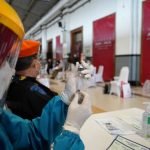 Kasus Melonjak, Kemenkes Minta Vaksinasi COVID-19 Usia 18+ Dipercepat
