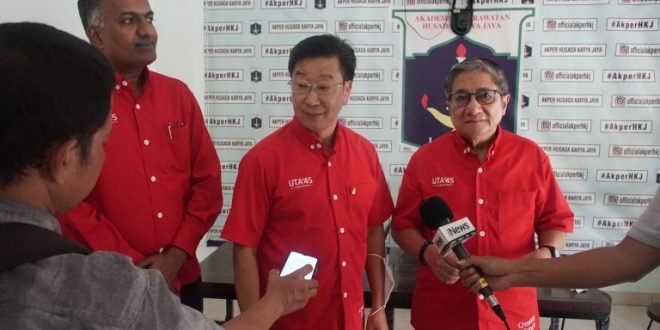 Ketua Dewan Pembina Yayasan Perguruan Tinggi 17 Agustus 1945, Rudyono Darsono saat jumpa pers, Rabu (2/11/2022). Dok: indonesiaparlemen.com